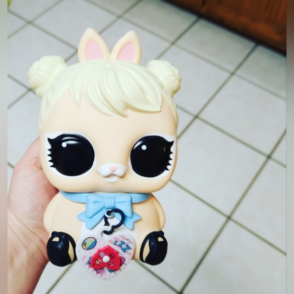 MGA LOL Surprise Biggie Pets Cottontail Q.T. Bookbag Piggy Bank - Picture 2 of 9